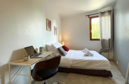 Bretigny-sur-Orge Apartment | Séjour Business & Famille, 2 chambres, Parking & WiFi