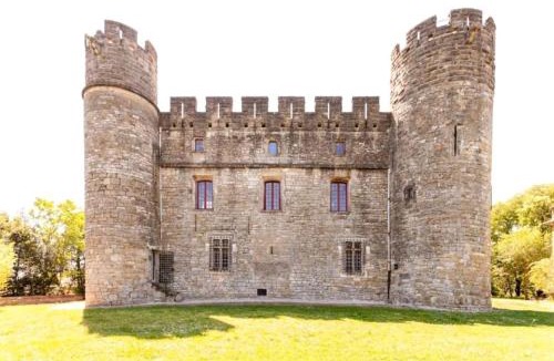 Castelnau-Valence Apartment | Séjour de Rêve au Château
