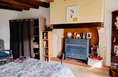 Marigne-Laille Bed & Breakfast | Séjour en famille chez l'habitant dans longère, 2 chambres double avec berceau et possibilité lit pliant 1 personne, relais motard