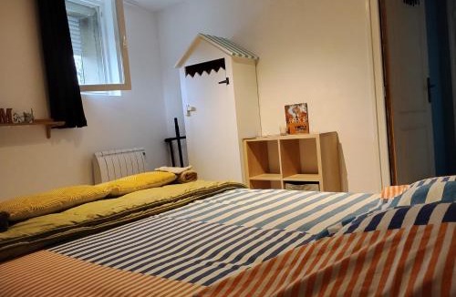 Marigne-Laille Bed & Breakfast | Séjour en famille chez l'habitant dans longère, 2 chambres double avec berceau et possibilité lit pliant 1 personne, relais motard
