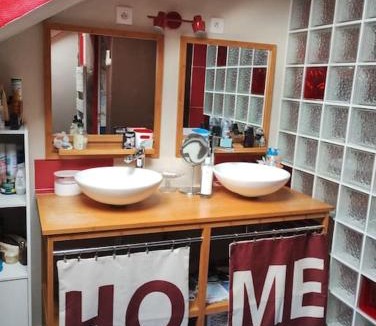 Marigne-Laille Bed & Breakfast | Séjour en famille chez l'habitant dans longère, 2 chambres double avec berceau et possibilité lit pliant 1 personne, relais motard