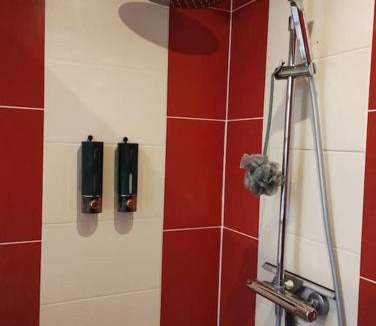 Marigne-Laille Bed & Breakfast | Séjour en famille chez l'habitant dans longère, 2 chambres double avec berceau et possibilité lit pliant 1 personne, relais motard