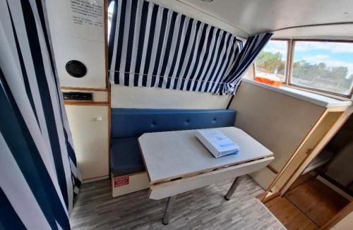 Chenille-Change Boat Rental | Séjour Unique à Bord d'un Bateau à Chenillé-Changé - Jusqu'à 5 Pers. - API-1-46-23