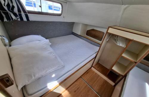 Chenille-Change Boat Rental | Séjour Unique à Bord d'un Bateau à Chenillé-Changé - Jusqu'à 5 Pers. - API-1-46-23