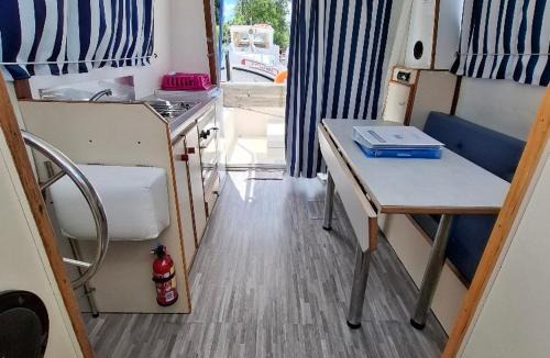 Chenille-Change Boat Rental | Séjour Unique à Bord d'un Bateau à Chenillé-Changé - Jusqu'à 5 Pers. - API-1-46-23