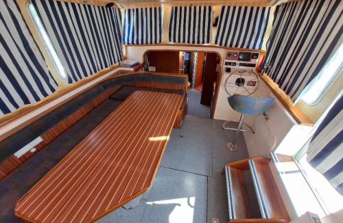 Chenille-Change Boat Rental | Séjour vintage à bord d'une péniche à Chenillé-Champteussé, 8-10 pers, grand espace extérieur - API-1-46-12