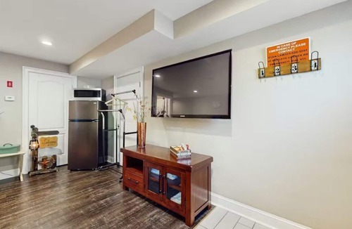 Town of Lloyd Apartment | S'mores Studio Hideaway