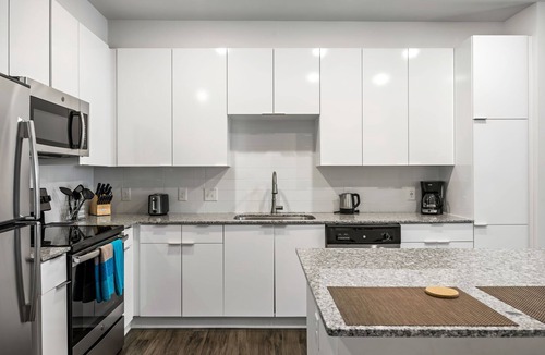 Midtown Apartment | (S2BA) Modern 2-BR, Walkable in Midtown, 1 Block from MARTA