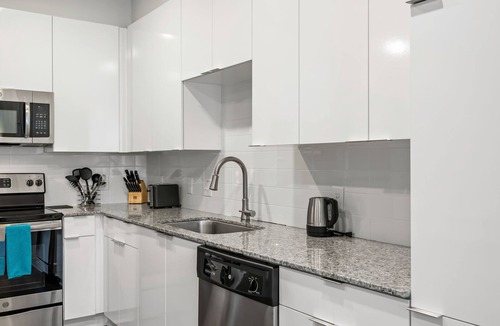 Midtown Apartment | (S2BA) Modern 2-BR, Walkable in Midtown, 1 Block from MARTA