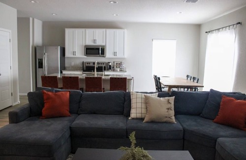 Medina Valley House | SA 4 bd King Suite w Playground and Fire pit