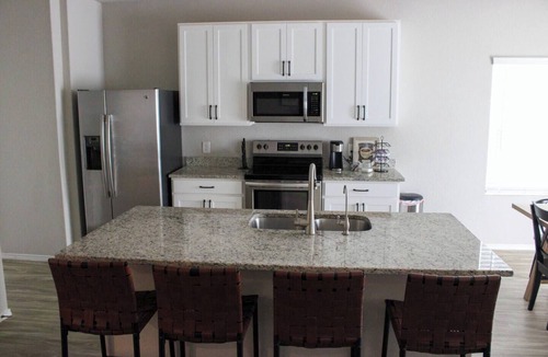 Medina Valley House | SA 4 bd King Suite w Playground and Fire pit
