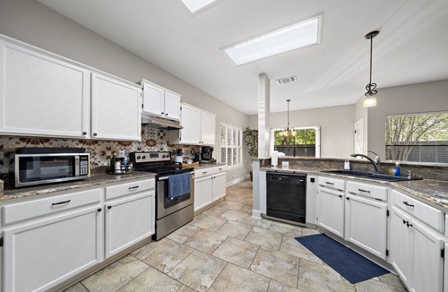 North San Antonio - SAT House | SA Golf Home Nr Six Flags | Wi-Fi | BBQ | Games