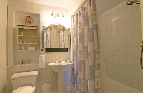 Parrot Cove Bed & Breakfast | Sabal Palm House Bed and Breakfast