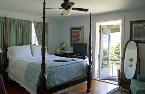 Parrot Cove Bed & Breakfast | Sabal Palm House Bed & Breakfast