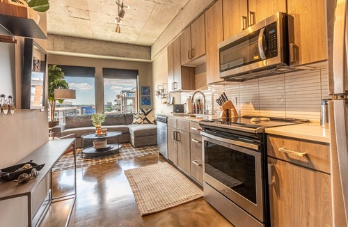 Warehouse District Apartment | Sable 702 - Alcove