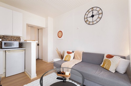 Clichy Hotel | Sacré-Coeur view, 2 min from Paris, Netflix & Cosy