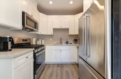 North Oak Park House | Sacramento Two-Story Condo Near Oak Park Brewing!