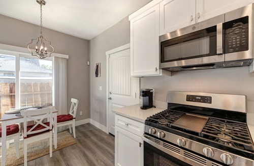 North Oak Park House | Sacramento Two-Story Condo Near Oak Park Brewing!
