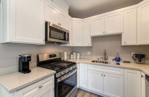 North Oak Park House | Sacramento Two-Story Condo Near Oak Park Brewing!