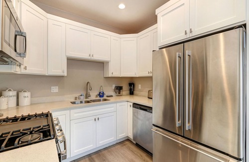 North Oak Park House | Sacramento Two-Story Condo Near Oak Park Brewing!