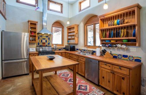 Hunt House | Sacred River Retreat For 12ppl
