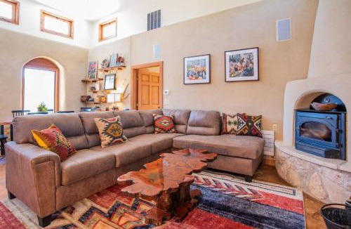 Hunt House | Sacred River Retreat For 12ppl