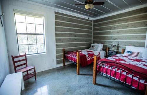 Fayetteville House | Saddle Creek Cabins