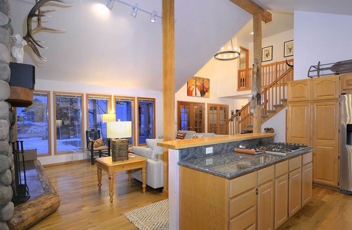 Mount Crested Butte House | Saddlehorn Retreat/4 Bed Family Home less than Half a Mile to Skiing/Hot tub!