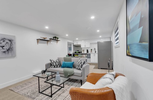 Killarney House | Safari: Renovated & Upgraded 2 Bed Lower Suite - City Centre