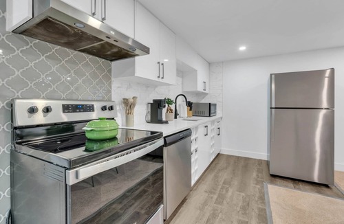 Killarney House | Safari: Renovated & Upgraded 2 Bed Lower Suite - City Centre
