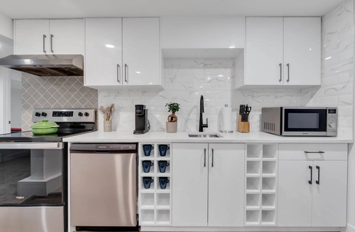 Killarney House | Safari: Renovated & Upgraded 2 Bed Lower Suite - City Centre