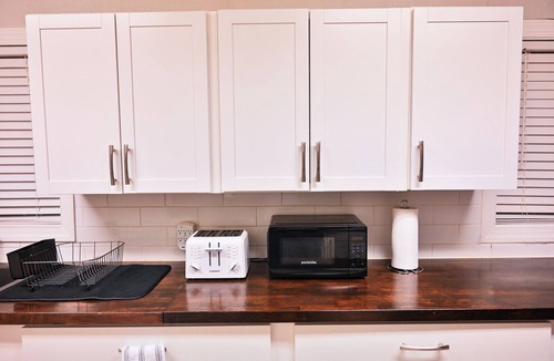 Broadmoor House | Safe 3BR/2BA Shreveport Home Central to Restaurants, Hospitals & Military Base.