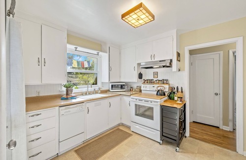 Everett Apartment | Safe and Cozy North Everett Charming OASIS - Centrally Located