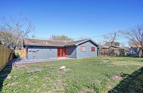 South Side House | Safe Convenient Hidden Gems 3BRs - Sleep 6