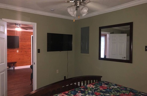 Pine Grove House | safe, quiet close to Hammond and interstates