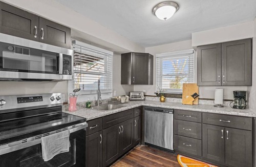 Maryland Heights House | Safe, Quiet home with huge Fenced yard and parking