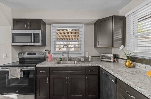 Maryland Heights House | Safe, Quiet home with huge Fenced yard and parking