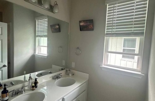 Austin House | Safe Serene Eco-Friendly 3-Bed Sanctuary with Tranquil Nature Trails Backyard