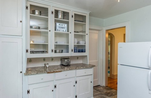Kenmore Apartment | ☀️ Safe Sunny Spotless ☀️ Deep Cleaned ☀️ Crib