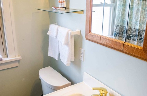 Kenmore Apartment | ☀️ Safe Sunny Spotless ☀️ Deep Cleaned ☀️ Crib