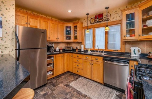 Kenmore House | ☀️ Safe Sunny Spotless ☀️ Walk Score 72 ☀️ Crib