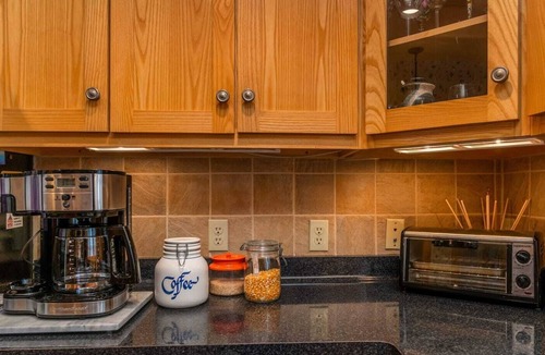 Kenmore House | ☀️ Safe Sunny Spotless ☀️ Walk Score 72 ☀️ Crib