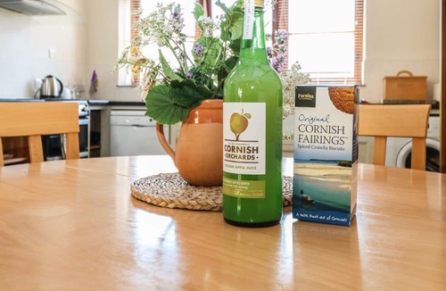 Brazzacott Cottage | SAFFRON COTTAGE, family friendly, with pool in Launceston