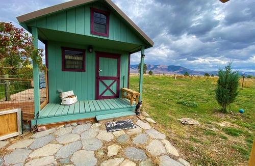 Hot Springs Apartment | Sage Oasis Garden Tea Cabin