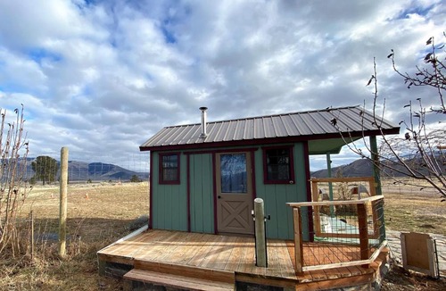 Hot Springs Apartment | Sage Oasis Garden Tea Cabin