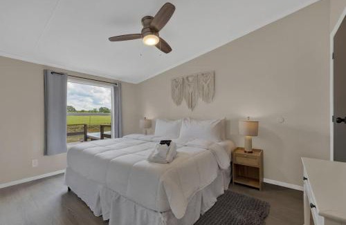 Fredericksburg House | Sage: Peaceful Hill Country Retreat with Hot-Tub!
