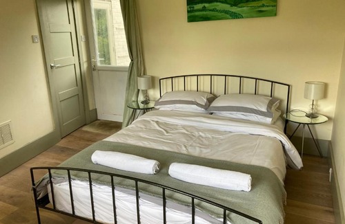 Bromham Apartment | Sage room Moreton House