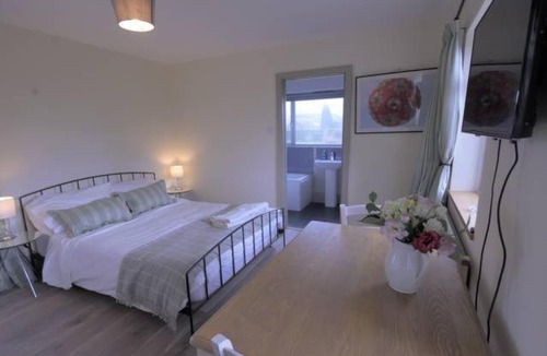 Bromham Apartment | Sage room Moreton House