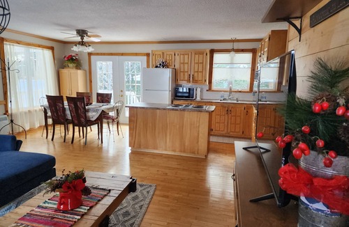 Begin House | Saguenay getaway, cottage with rustic charm