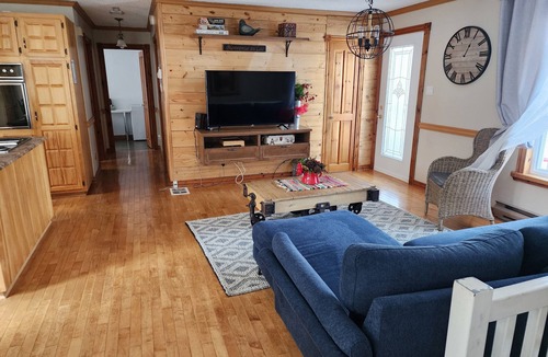 Begin House | Saguenay getaway, cottage with rustic charm